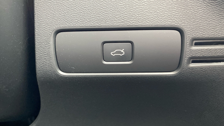 Volvo XC40 2.0 B3P Ultra Dark 5dr Auto Petrol Estate